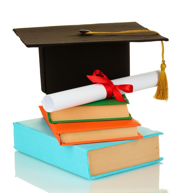 Photo chapeau de diplôme et diplôme avec des livres isolés sur blanc