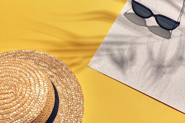 Chapeau de femme de plage de paille sur fond jaune