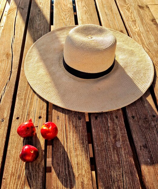 Photo chapeau et fruits