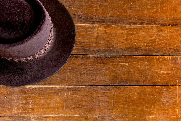 Chapeau gaucho traditionnel du sud du Brésil sur un fond de bois