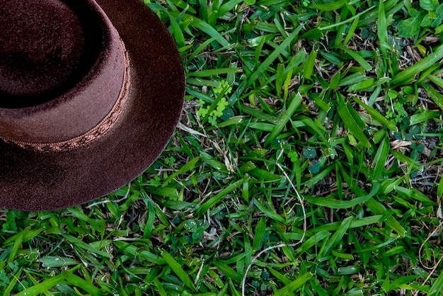 Chapeau gaucho traditionnel du sud du Brésil sur un fond d'herbe