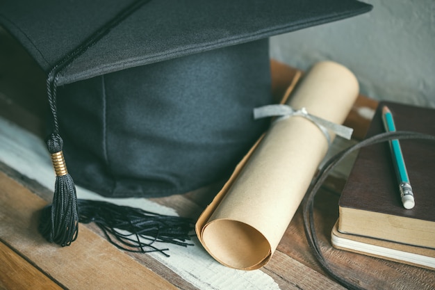 Chapeau De Graduation, Chapeau Avec Degré Papier Sur Le Concept De Graduation De Table En Bois.