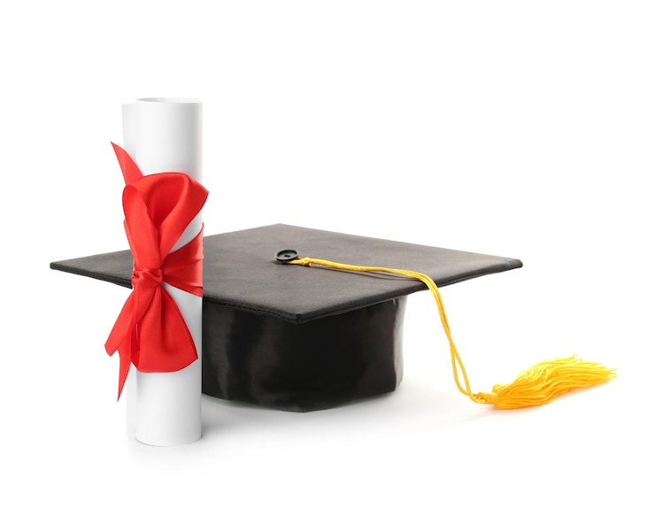 Photo chapeau de graduation et diplôme sur fond blanc