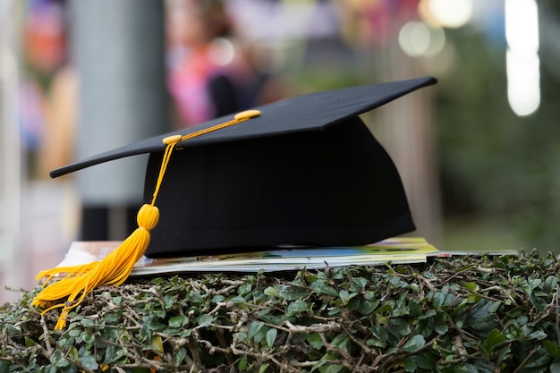 chapeau de graduation noir avec l&#39;arrière-plan flou.