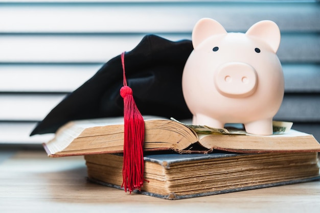 Chapeau de graduation noir et concept de tirelire investissement dans l'éducation Graduation économiser de l'argent pour l'éducation