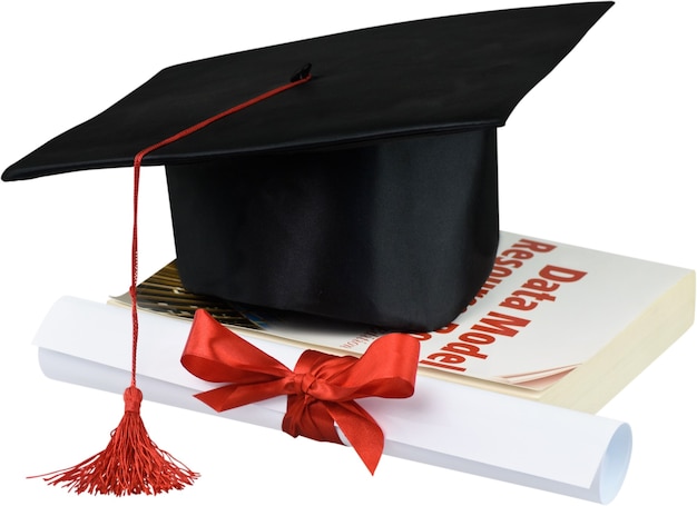 Photo chapeau de graduation avec pompon, diplôme avec ruban rouge