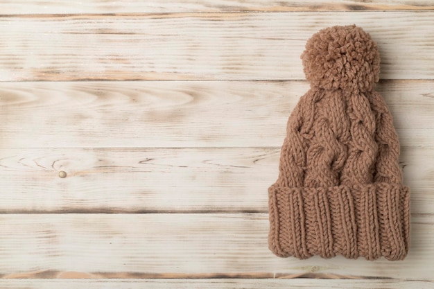 Chapeau D'hiver Marron Avec Pompon Sur Fond En Bois Blanc Vue De Dessus