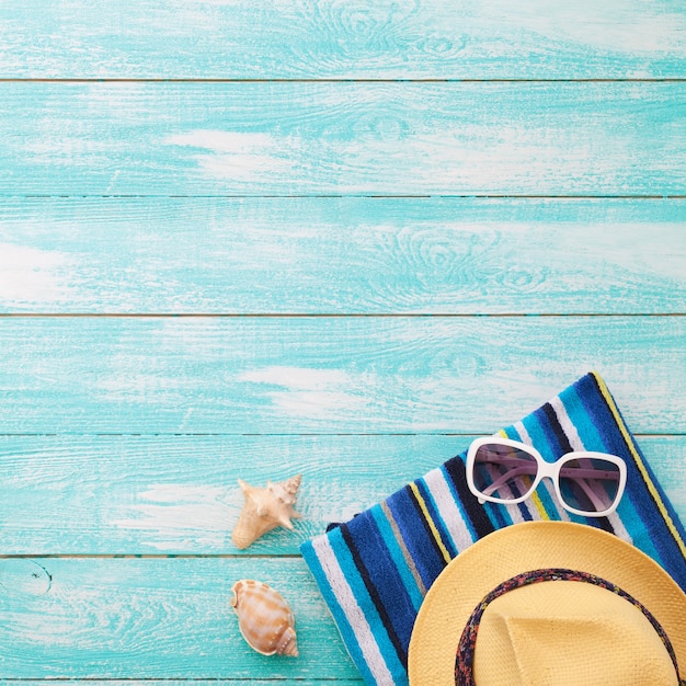 Chapeau et lunettes de soleil d'accessoires d'été sur le bureau en bois