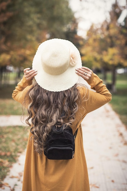 Chapeau de main de femme dans la tête