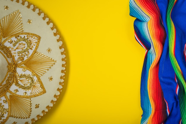 Chapeau Mariachi et serape sur fond jaune concept d'indépendance mexicaine fond Cinco de mayo