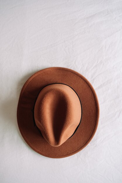 Chapeau marron sur fond blanc