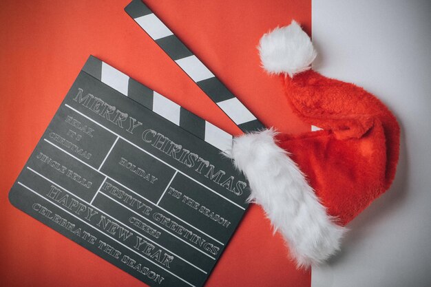 Chapeau de Noël avec découpe de film sur fond rouge et blanc. avec des messages. Concept de film de Noël