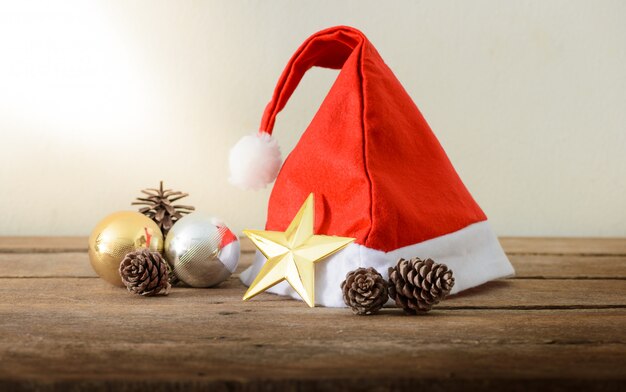 Chapeau De Noël Rouge Sur Un Fond En Bois