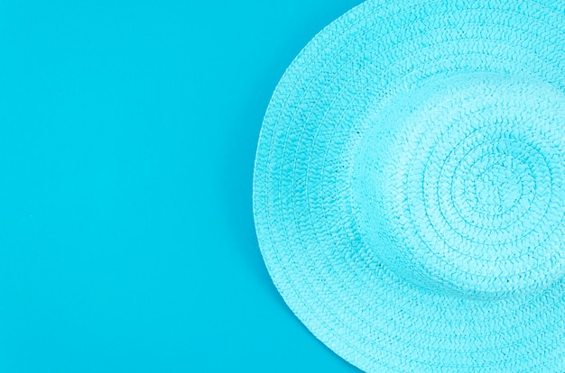 Chapeau de paille d&#39;été pour femmes sur fond bleu pastel