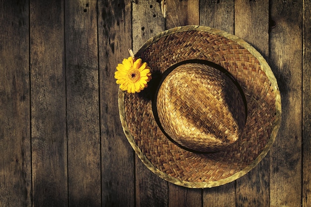 Chapeau de paille avec une fleur jaune