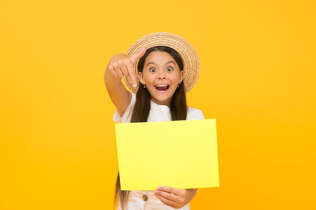 Chapeau de paille de petite fille montrant un espace de copie de papier vierge concept de chance incroyable