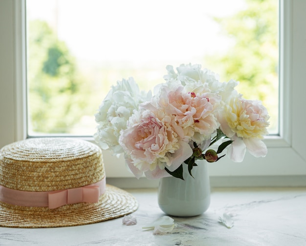 Chapeau de paille et pivoines