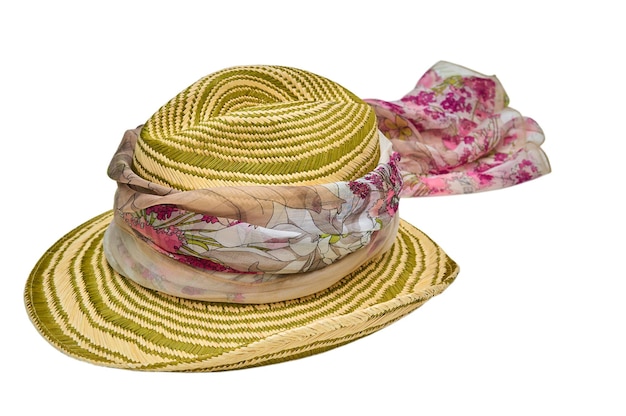 Un chapeau de paille à rayures et un bandana