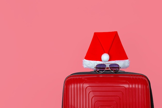 Photo un chapeau de père noël rouge et des lunettes de soleil