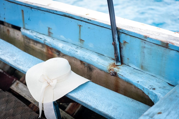 Chapeau de plage d'été sur vieux bateau pas de gens