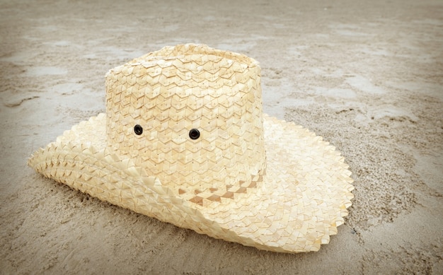 Photo chapeau sur la plage de l'île tropicale