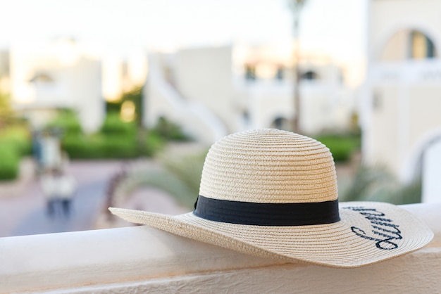 Chapeau de plage à large bord sur le balcon