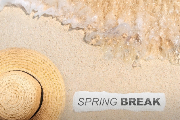 Chapeau de plage et papier avec le texte Spring Break