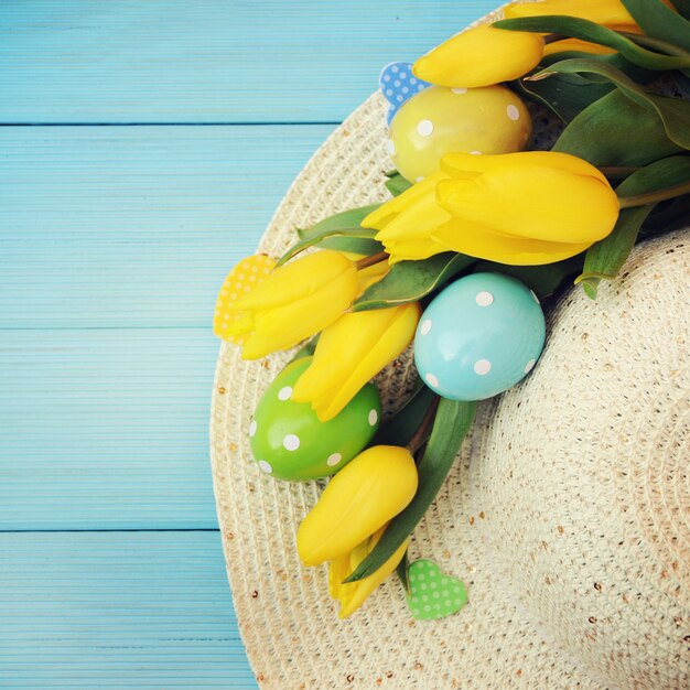 Chapeau de printemps avec des décorations de Pâques