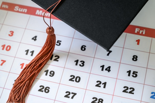 Chapeau de remise des diplômes sur calendrier blanc