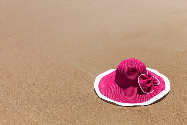 Chapeau rose sur la plage