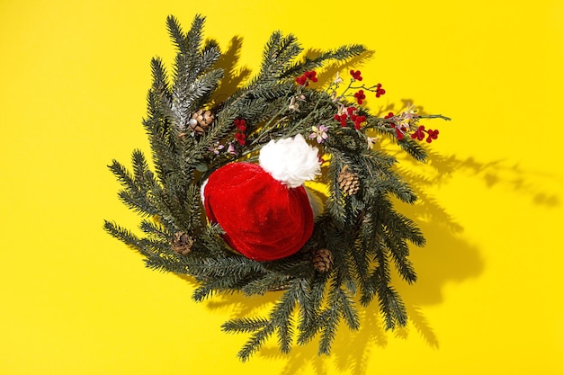 Chapeau rouge du Père Noël isolé d'en haut sur fond coloré