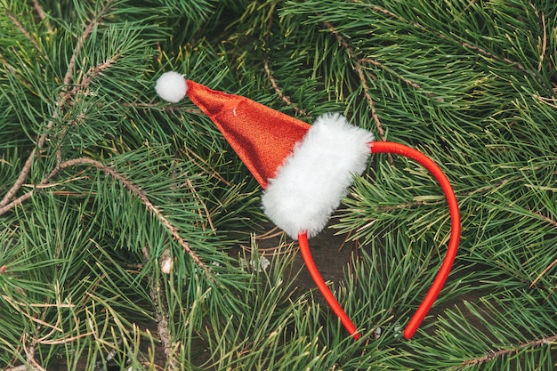 Chapeau rouge de Noël sur fond de branches de sapin, espace pour copie