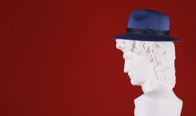 chapeau sur la sculpture de la tête en plâtre blanc