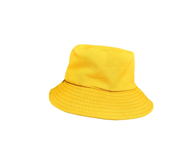 chapeau de seau jaune isolé sur blanc