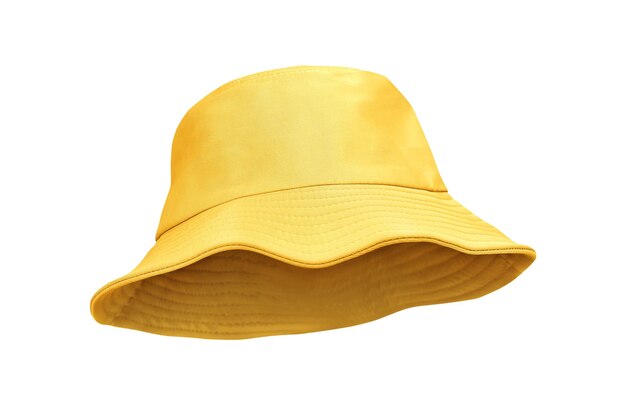 chapeau de seau jaune isolé sur blanc