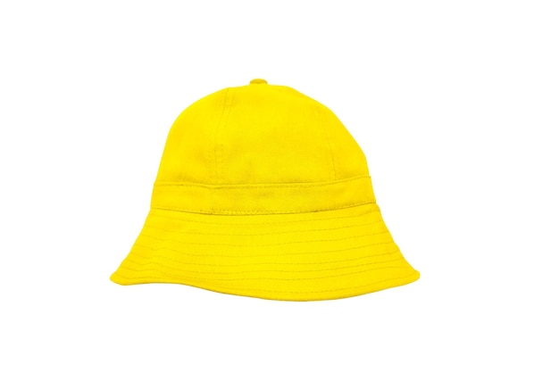 chapeau de seau jaune isolé sur blanc