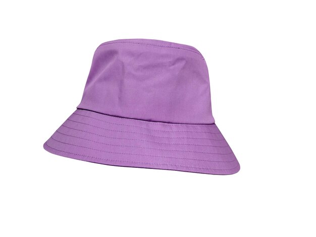 chapeau de seau violet isolé sur un fond blanc