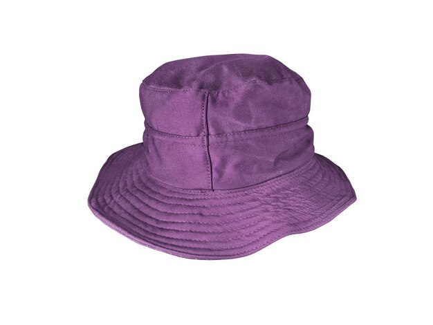 Chapeau de seau violet isolé sur fond blanc