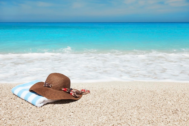 Chapeau et serviette sur une plage