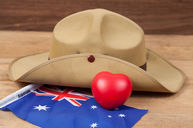 Photo chapeau slouch de l'armée d'anzac avec le drapeau australien sur le millésime