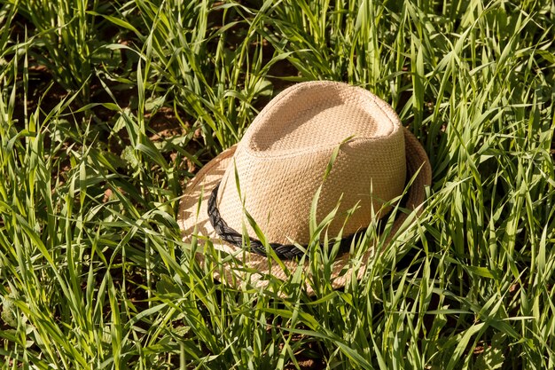 Chapeau de soleil en paille dans l&#39;herbe. Été.