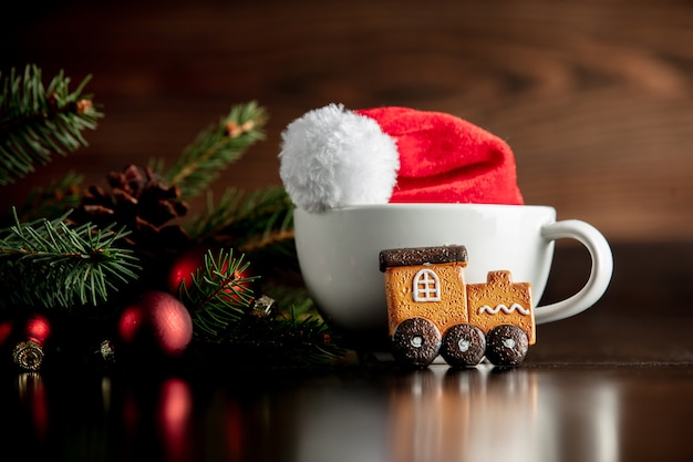 Chapeau et tasse de père Noël avec biscuit de pain d'épice