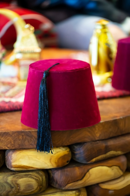 Chapeau turc traditionnel appelé Fès sur table en bois