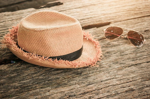 Photo chapeau et verres de touristes mis sur des planches de bois dans la nature de la beauté.