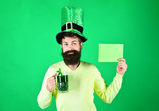 Chapeau vert de célébration de la Saint-Patrick avec des symboles de la Saint-Patrick de trèfle homme barbu en vert