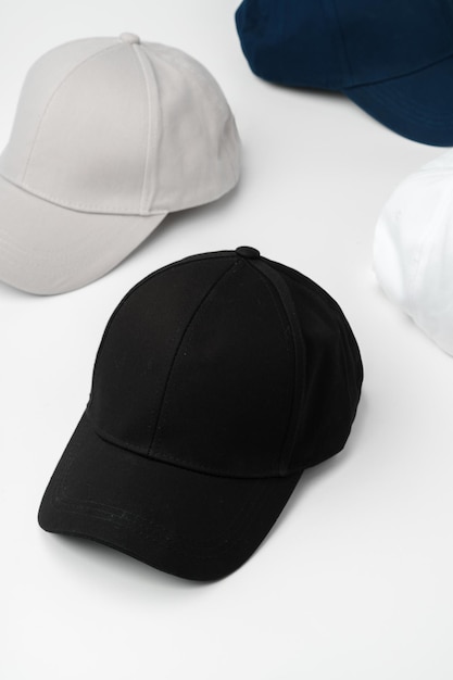 Des chapeaux de différentes couleurs sur un fond blanc