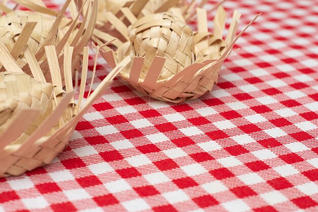 Chapeaux de fête brésiliens en paille sur tissu à carreaux