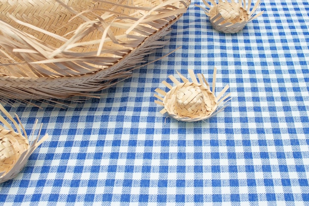 Chapeaux de fête brésiliens en paille sur tissu à carreaux