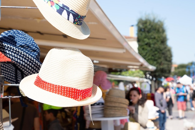 Chapeaux de paille empilés pour la vente dans une rue de magasin peu profonde