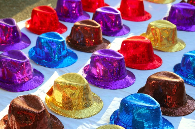 Chapeaux de paillettes colorées en rangées sur le marché en plein air